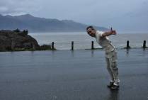 Enfrentando e se divertindo com ventos de mais de 100 km/h, na estrada para Anchorage, de volta da Península do Kenai, no sul do Alaska